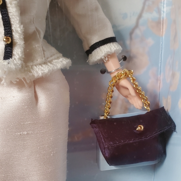 Spring in Tokyo Barbie - Picture 3 of 9